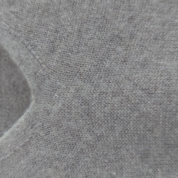 Saks Fifth Avenue Beige/Nude V-Neck Ribbed Cashmere Sweater with Split Sides - Picture 4 of 6